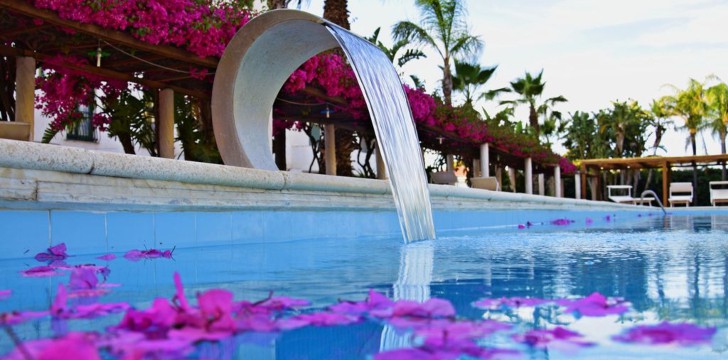 Saracen Sands Hotel & Congress Centre: Piscina