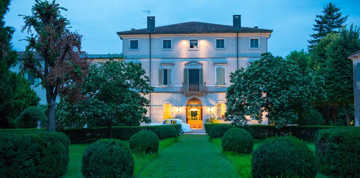 Villa Negri: viale di ingresso