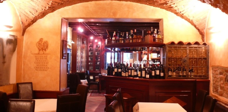 Ristorante Scarabeo Feste a Ristorante Scarabeo: Sala ristorante con bancone in legno
