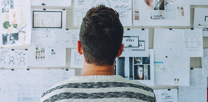 ragazzo che guarda post alla lavagna Workshop: come riconoscere