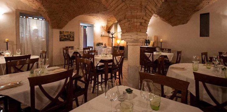 sala ristorante con luci soffuse e colonne Caffè Florian: sala ristorante con luci soffuse e colonne