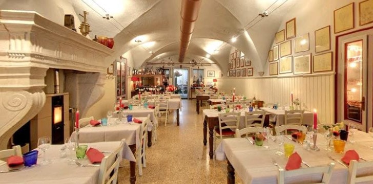 Trattoria Due Stelle: sala ristorante con tavoli e ingresso Trattoria Due Stelle: sala ristorante con tavoli e ingresso