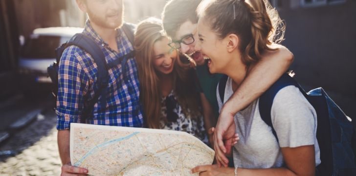 amici con cartina Viaggi Di Gruppo All'Estero : Scelta Dell'Itinerario