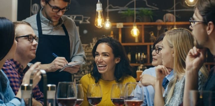 amici al ristorante Viaggi Di Gruppo All'Estero : Ristoranti