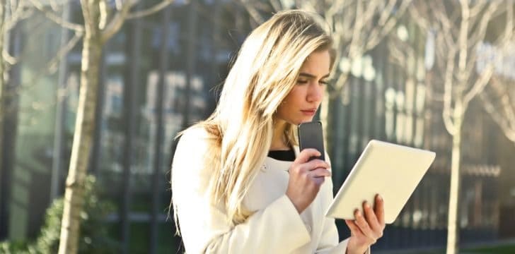 Ragazza con Ipad e Smartphone