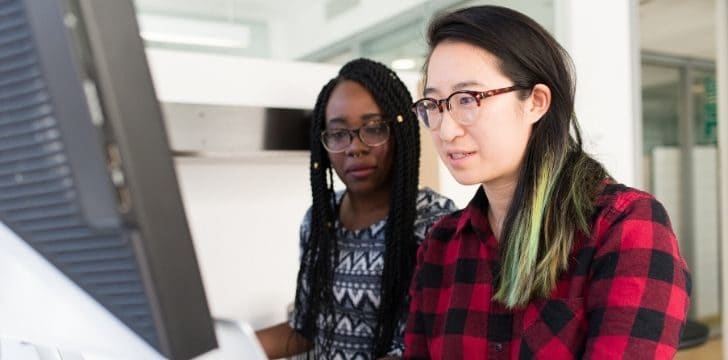Due ragazze lavorano insieme