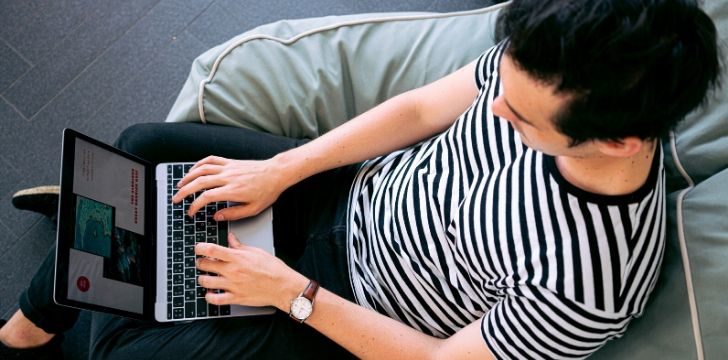 Microinfluencer al lavoro