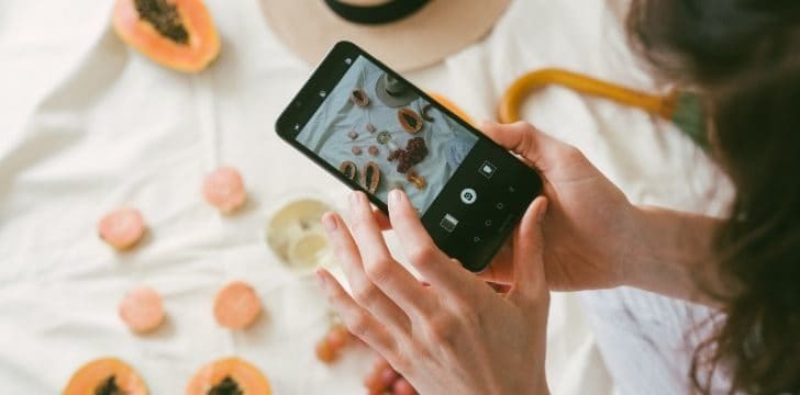 Microinfluencer fotografa dei prodotti