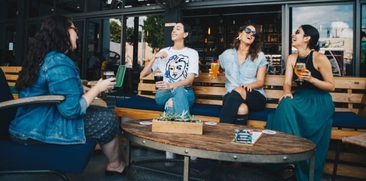 Ragazze chiacchierano in un pub