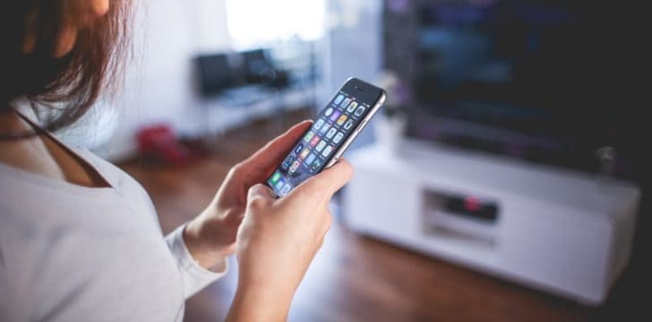 Ragazza che usa lo smartphone
