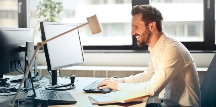Lavoro sulla scrivania Impiegato alla scrivania
