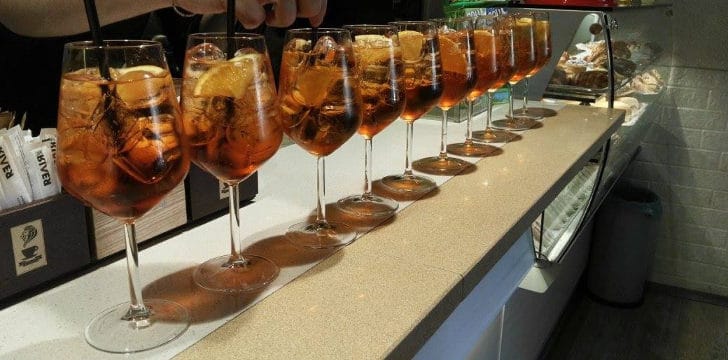 Cocktail al bancone di Blandis Cafè aperitivo al blandis cafè