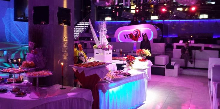 Il tavolo nella discoteca Vanilla buffet al vanilla disco club