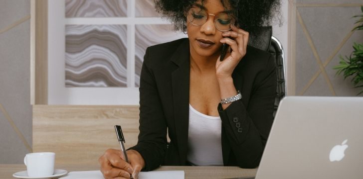 business woman che scrive
