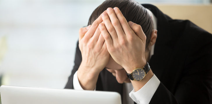 uomo disperato per evento rinviato