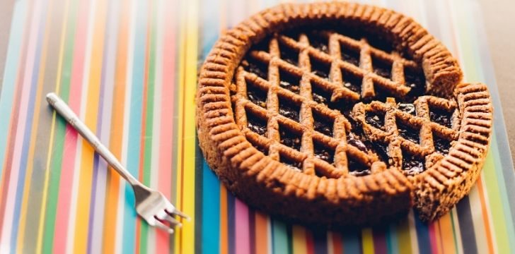 La crostata è una torta semplice ed economica, perfetta per un compleanno.