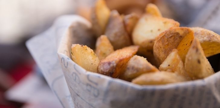 Le patate al forno fatte in casa sono l'ideale per un menu economico per la festa di compleanno