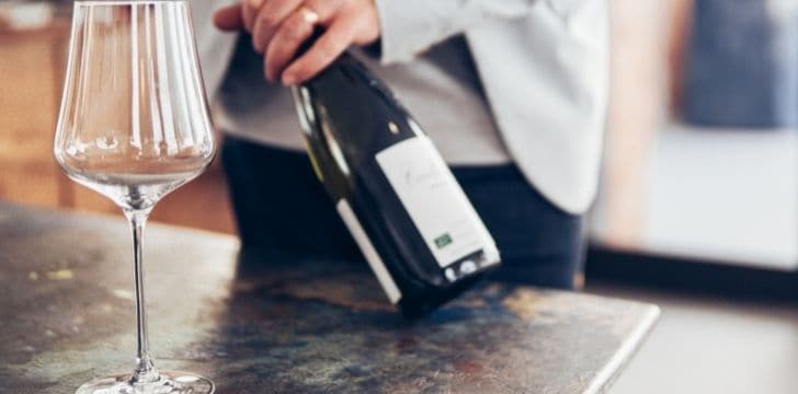 Sommelier apre una bottiglia di vino Sommelier apre una bottiglia di vino