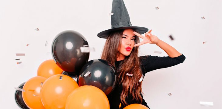 stunning-woman-in-carnival-costume-enjoying-photoshoot Festa di Halloween