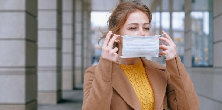 Ragazza che indossa mascherina