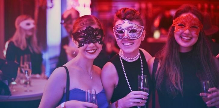 Ragazze a festa in maschera