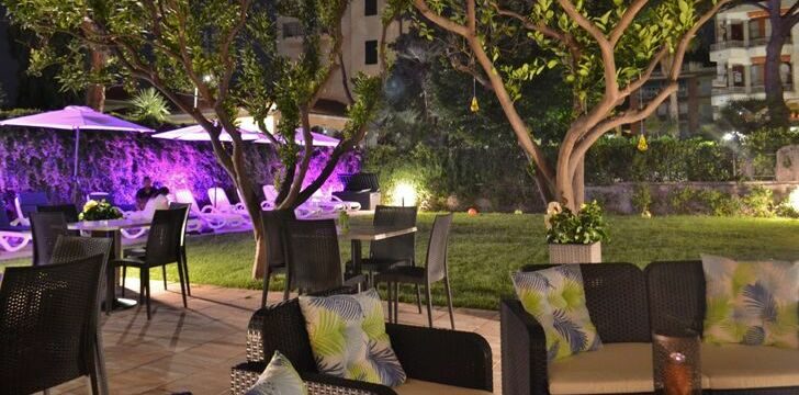 Gold Hotel: i tavoli in giardino