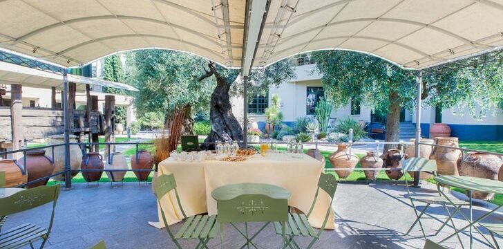 Hotel Rossini al Teatro: i tavoli all'aperto