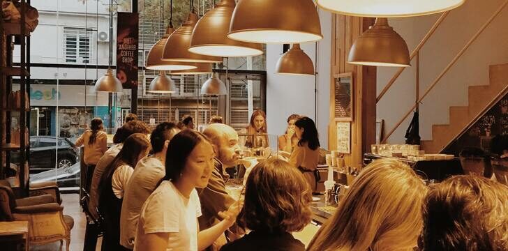 Questa immagine ha l'attributo alt vuoto; il nome del file è cena-al-ristorante-728x360.jpg