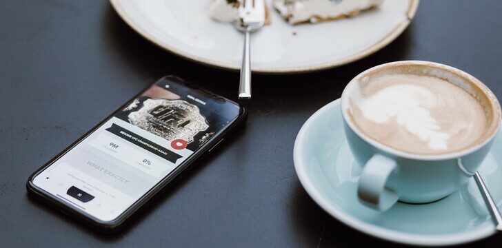Questa immagine ha l'attributo alt vuoto; il nome del file è smartphone-on-a-cafe-table-728x360.jpg