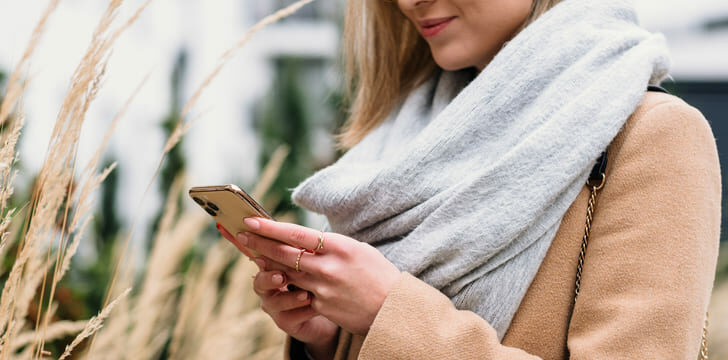 Questa immagine ha l'attributo alt vuoto; il nome del file è woman-checking-her-smartphone-728x360.jpg