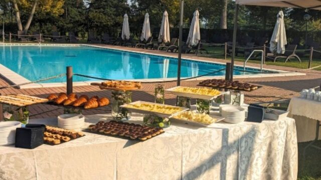 Golf Club Le Rovedine: Buffet a bordo piscina