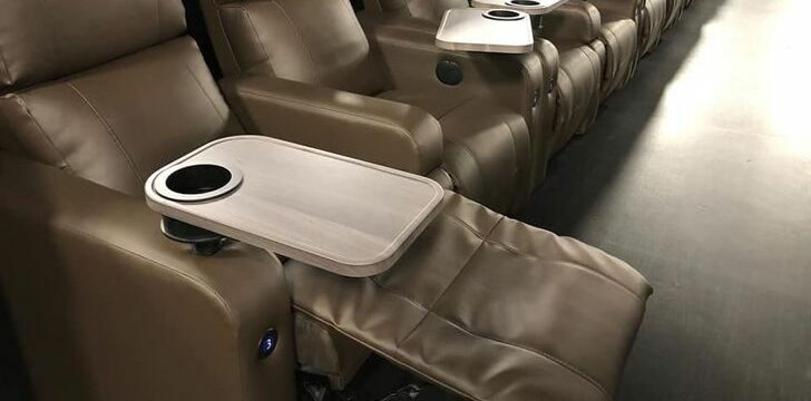 UCI Cinemas - Luxe Campi Bisenzio: poltrone reclinabili con tavolino