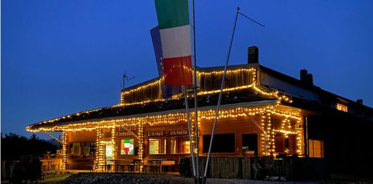 Rifugio Trifoglio: esterno notturno