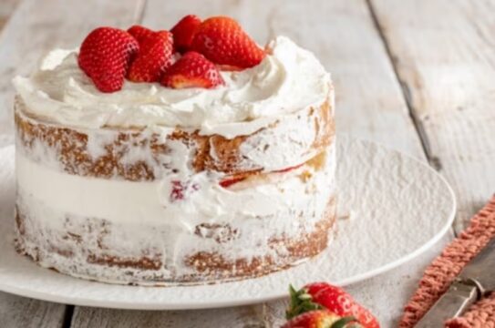 Torta di compleanno Sponge Cake con Fragole e Panna