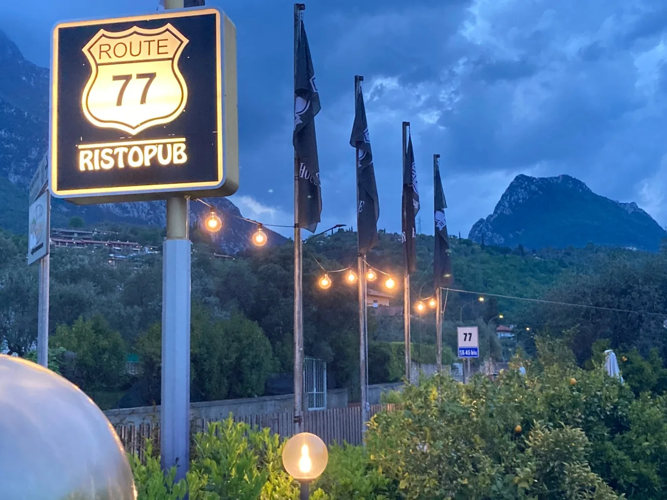 Route 77 - Ostello ed Eventi